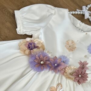 sukienka satynowa z tiulem, kwiatami, perełkami i rękawkiem dla dziewczynki