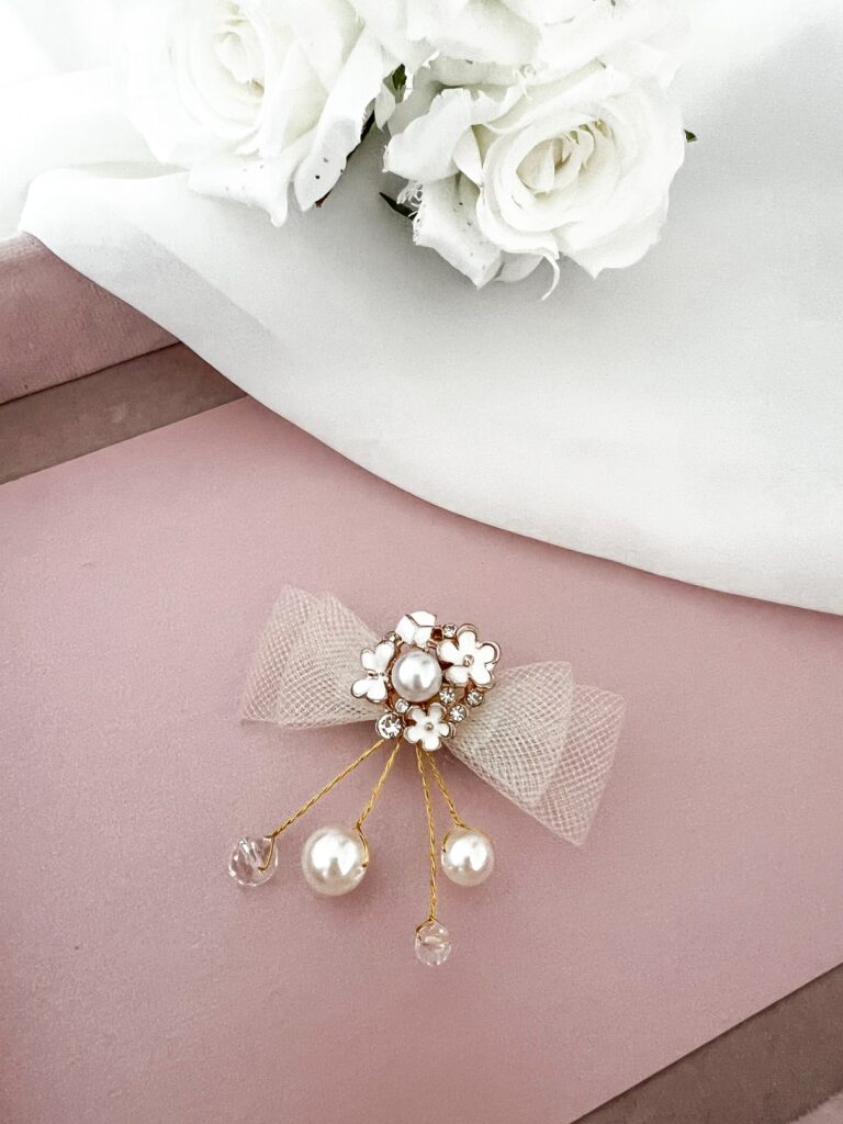 Kokardka tiulowa z perełkami dla dziewczynki