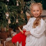 Sukienka świąteczna dla dziewczynki w odcieniach bieli i srebra – elegancja w zimowym wydaniu